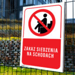 Tabliczka ZAKAZ SIEDZENIA NA SCHODACH - obrazek 2