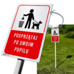 Tabliczka na słupku POSPRZĄTAJ PO SWOIM PUPILU