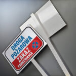 Tabliczka aluminiowa na słupku ZAKAZ PARKOWANIA droga pożarowa IDD - obrazek 2