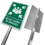 Znak miejsce zbiórki do ewakuacji na słupku